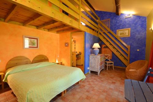 卡代纳La Tuilière en Luberon的一间卧室设有一张床和蓝色的墙壁