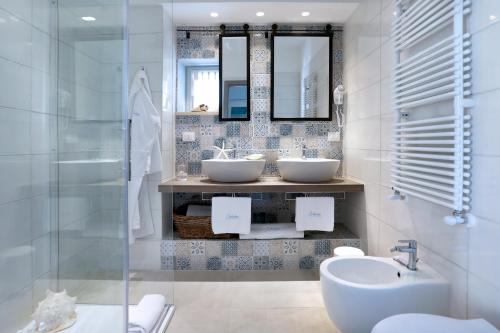 泰尔莫利Dimora Marinucci的浴室设有2个水槽和镜子