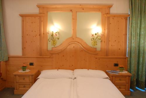 塞斯托Hotel Loewenwirt的一间带2张白色床和2个床头柜的卧室