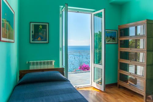 阿伦扎诺Villa Eliodora的一间卧室设有一张床,并有通往阳台的门