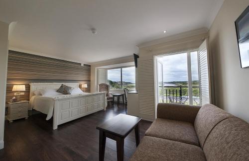 戈尔韦Sea Breeze Lodge B&B Galway的一间卧室配有一张床和一张沙发