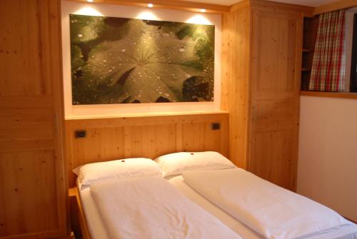 塞斯托Hotel Loewenwirt的小房间设有两张床铺和窗户
