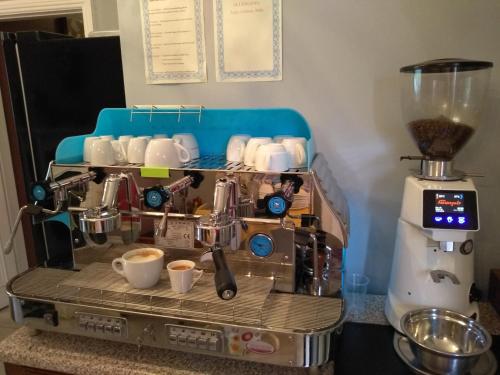 科克山顿贝尔酒店的咖啡机,柜台上装有杯子