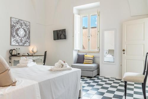 费尔莱恩Di Lorenzi Albergo Diffuso的白色的客房配有一张床和椅子