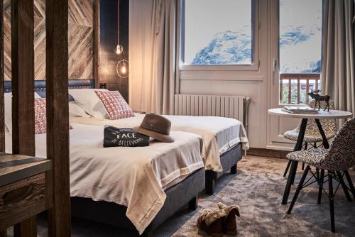 瓦勒迪泽尔阿尔蒂图德酒店的一间卧室设有两张床、一张桌子和一个窗口
