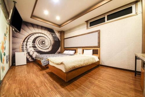 龙仁Q酒店客房内的一张或多张床位