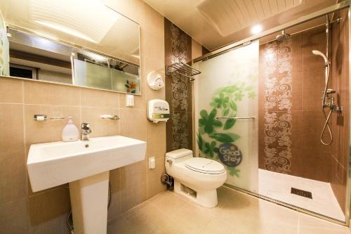 龙仁Q酒店的一间浴室