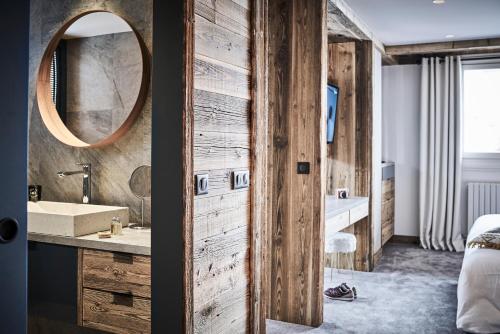 瓦勒迪泽尔阿尔蒂图德酒店的浴室设有木墙和镜子