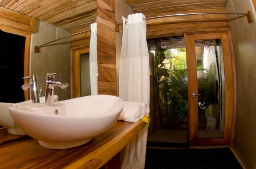 贝卡岛Beqa Lagoon Resort的一间带白色水槽和窗户的浴室