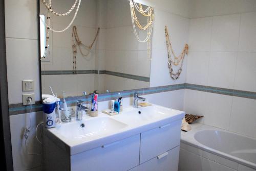 普罗旺斯艾克斯Lousoan的浴室配有盥洗盆、镜子和浴缸
