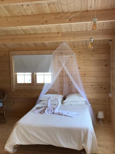 圣玛丽亚港Casas de Maderas Wooden Cabin的小木屋内一间卧室,配有一张床