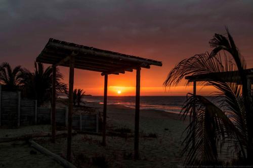 卡诺阿斯德蓬萨尔Mamaqocha的海滩上的日落,带木棚