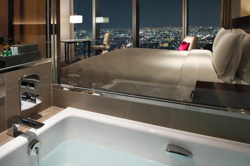 大阪大阪万豪酒店的配有床的房间设有浴缸