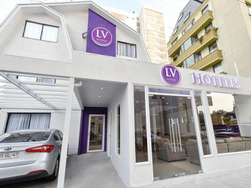 维纳德马LV Hoteles Boutique的外面有停车场的酒店