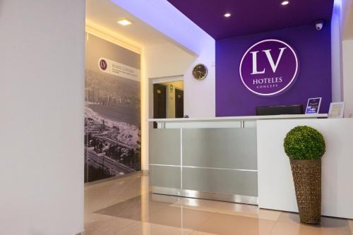 维纳德马LV Hoteles Boutique的酒店大堂,墙上有标志