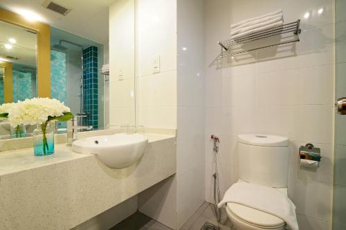 哥打京那巴鲁欧胜娜酒店 的白色的浴室设有卫生间和水槽。