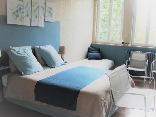 BeauquesneAppartement type F1的一间卧室配有一张蓝色墙壁和窗户的床