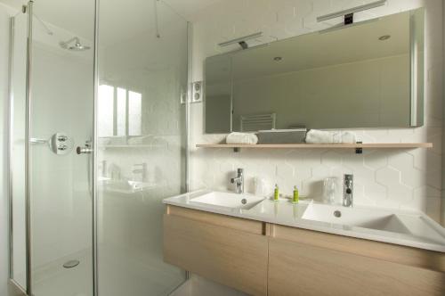 塞特港Cit'Hotel Imperial的浴室配有盥洗盆和带镜子的淋浴