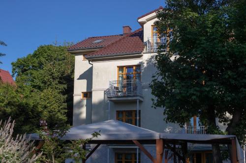 斯维诺乌伊希切维拉伯德里帕米旅馆的大型白色房屋,设有窗户和屋顶
