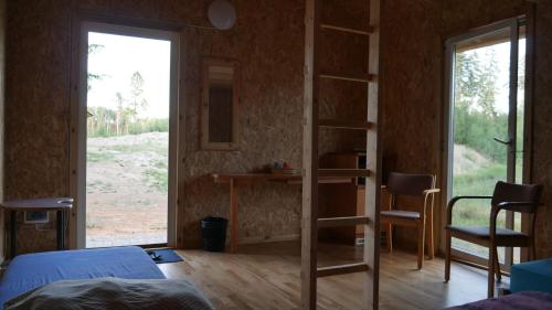 PuskaruMetsjärve kämping的一间卧室设有一张床、书架和窗户