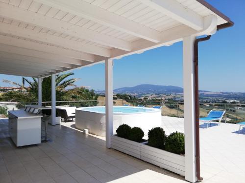 奥西莫Villa Belvedere Degli Ulivi的房屋屋顶上带热水浴池的天井