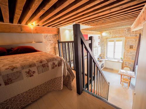 里昂纽特圣乔治酒店的一间卧室配有一张床,房间设有楼梯