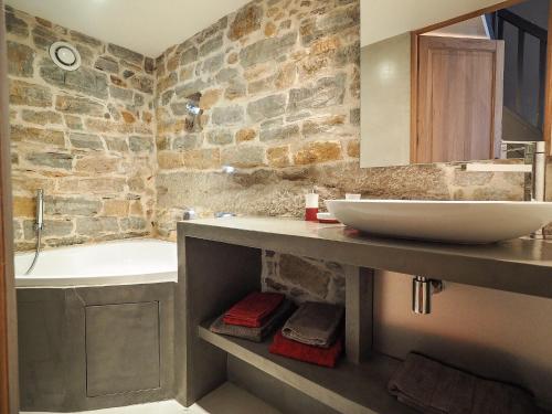 里昂纽特圣乔治酒店的浴室配有盥洗盆和浴缸。