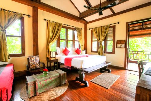 马德望梅森韩寺酒店的一间卧室设有一张床和一些窗户。