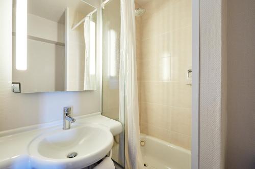 阿夫勒尔B&B HOTEL Le Havre Harfleur 1的白色的浴室设有水槽和淋浴。