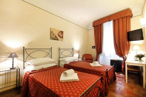 佛罗伦萨B&B Relais Il Campanile的酒店客房设有两张床和电视。