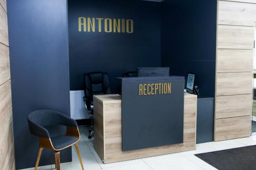 乌日霍罗德Hotel Antonio的办公室,设有前台和椅子
