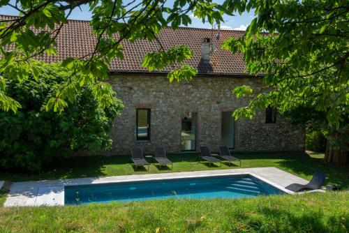 Le TouvetL'Abelli d'Estelle的庭院中带游泳池的房子