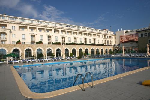 马马亚拉凯Spa酒店的大楼前的大型游泳池
