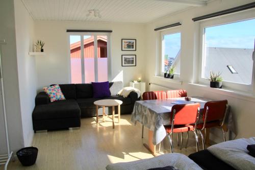托尔斯港Nordic Inn Thorshavn的客厅配有沙发和桌子