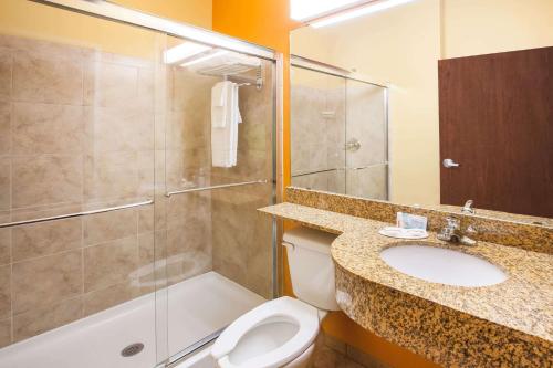 斯蒂尔沃特Microtel Inn by Wyndham Stillwater的浴室配有卫生间、淋浴和盥洗盆。
