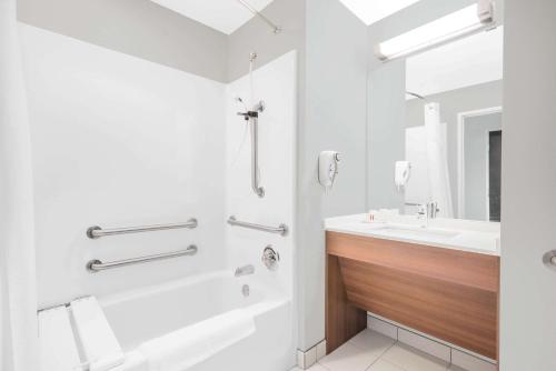 Microtel Inn & Suites by Wyndham Binghamton的一间浴室