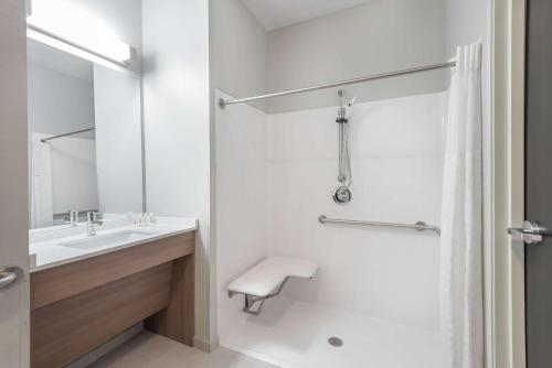 Microtel Inn & Suites by Wyndham New Martinsville的一间浴室