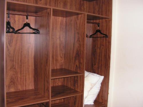 帕纳米林Blue Marlin Resort&Spa的卧室内带衣架的木制书架