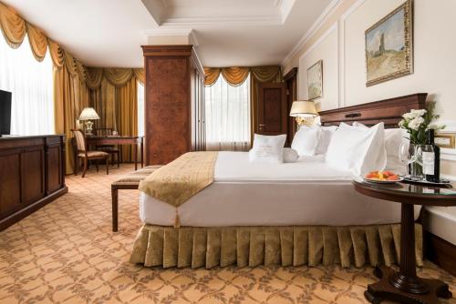 基希讷乌诺比尔豪华精品酒店的酒店客房设有一张大床和一张桌子。