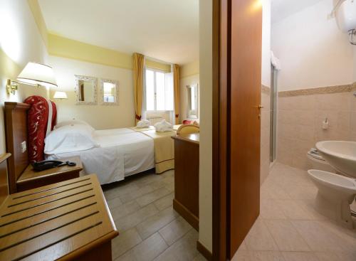 巴尼－迪卢卡巴尼二卢卡酒店及温泉的一间酒店客房 - 带一张床和一间浴室