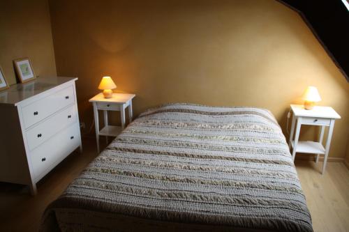 WalcourtConfluences的一间卧室配有一张床,两台桌子上放着两盏灯