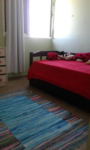 梅洛Leohome的一间卧室配有一张带红色毯子和地毯的床。