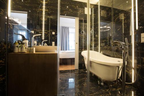 莱奥帕尔茨克龙城堡酒店的一间浴室
