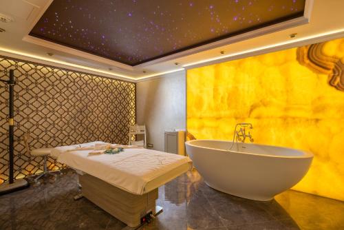 基希讷乌诺比尔豪华精品酒店的一间带大浴缸和床的浴室