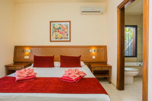 普拉亚布兰卡苏萨埃塔别墅酒店的一间卧室配有一张床,上面有两条毛巾