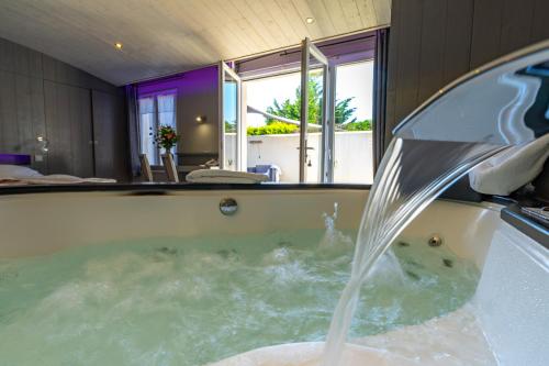 雷岛林滩优雅套房酒店 的浴缸与喷泉
