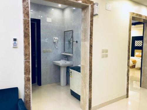 塔诺马وشل للشقق المخدومة واحة الغروب سابقا的一间带水槽和镜子的浴室