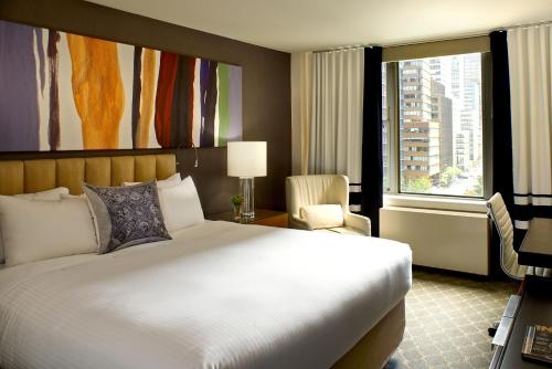 纽约The Fifty Sonesta New York的一间设有大床和窗户的酒店客房