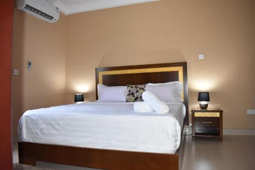 ChantanCascade Hotel的卧室配有一张带白色床单和枕头的大床。