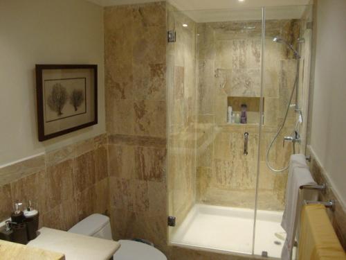 蓬塔卡纳Cap Cana Luxurious Marina Condo的带淋浴和卫生间的浴室